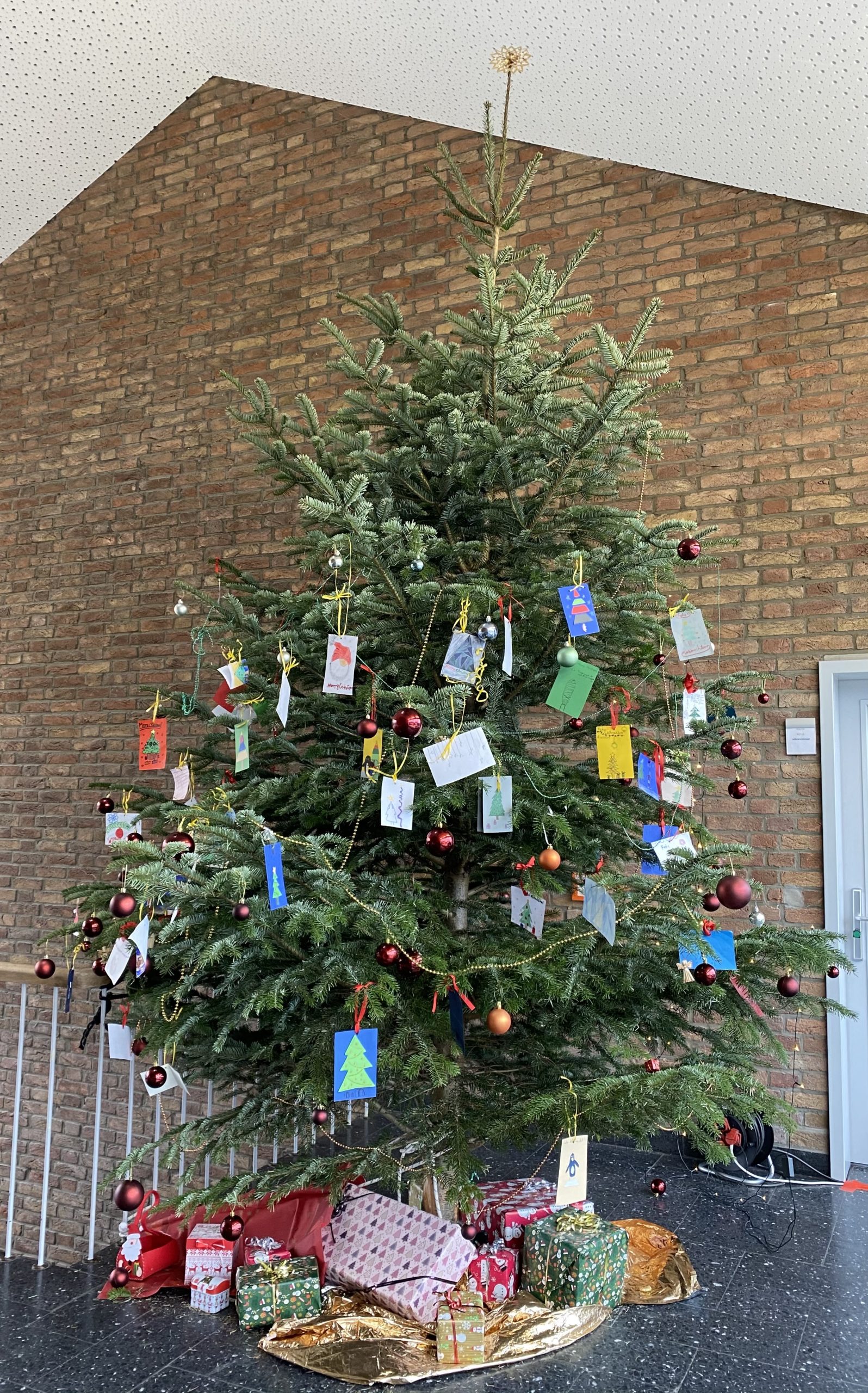 Selbst gestaltete Weihnachtskarten von Schüler*innen für die Bewohner des Seniorenheims in Neviges – Traditionen starten und pflegen